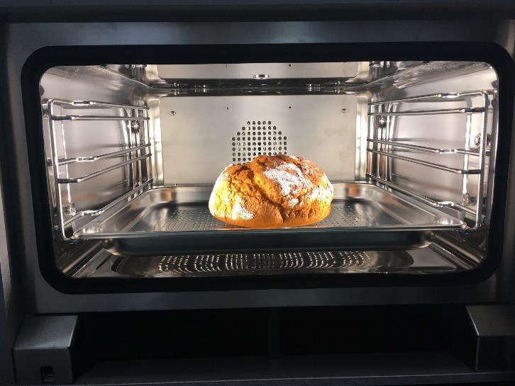 Процесс приготовления хлеба в СВЧ-печи